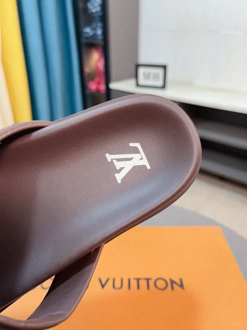 Men's shoes 💰360🌹🌹 (lv-Louis Vuitton) new men's sandals, high-end boutique, exquisite embossed logo decoration on the upper, fine workmanship, super soft soles, casual, loose and comfortable, a must-have in summer! \nsize：38-44